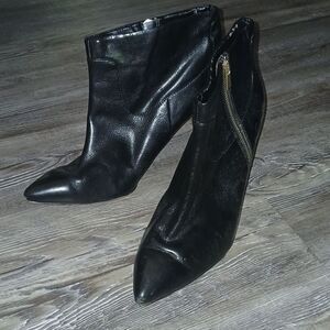 Nine West black ankle heel booties  Sz 9.5  EUC